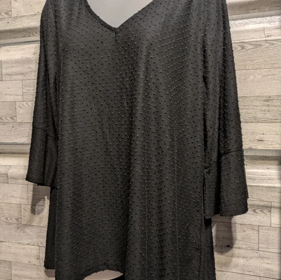 Rose & Olive Black and White V-Neck Top - Picture 3 of 6